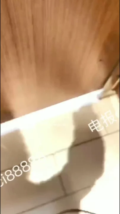 中国の公衆トイレで盗撮!美女の決定的瞬間 のスクリーンショット 3