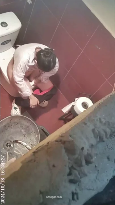 【隠し撮り】トイレで着替え中！まさかの巨乳美女が下から丸見え のスクリーンショット 3