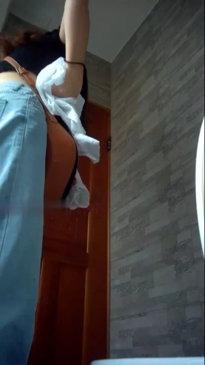 トイレで盗撮！全方位カメラが捉えた日常の隙間 のスクリーンショット 3