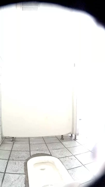 【隠し撮り】海の和式トイレで激写！桃色秘部を観察 のスクリーンショット 7