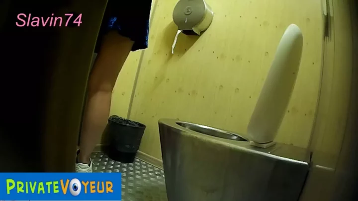 覗き見の興奮！公衆トイレで繰り広げられる密かな欲望 のスクリーンショット 3