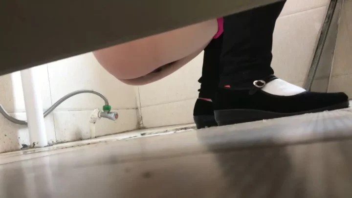 中国の女子トイレ盗撮！密着スパイカメラの衝撃 のスクリーンショット 11