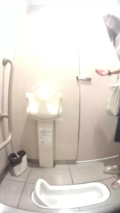 駅直下トイレで密着盗撮！美人OLの秘密の解放 のスクリーンショット 3