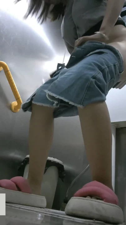 女子大生が魅せる！大学トイレでの大胆ヌード のスクリーンショット 4