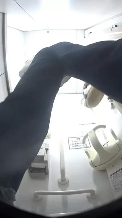 地下鉄御堂筋のトイレで盗撮!衝撃のボチャッボチャッ… のスクリーンショット 8