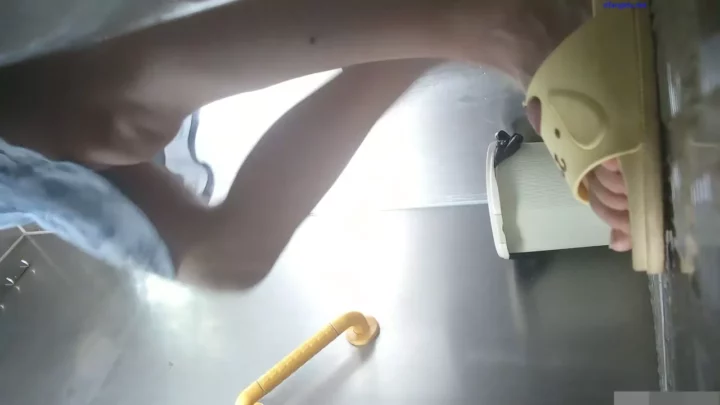 中国の公衆トイレで盗撮！ハプニング映像 のスクリーンショット 4
