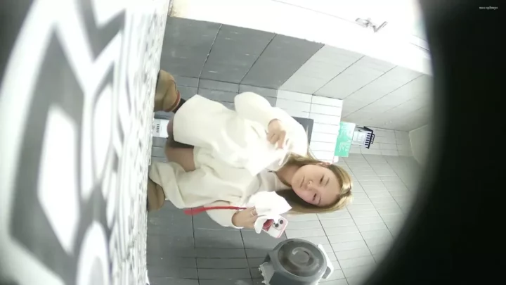 【隠し撮り】オフィス女性用トイレの秘め事… のスクリーンショット 4