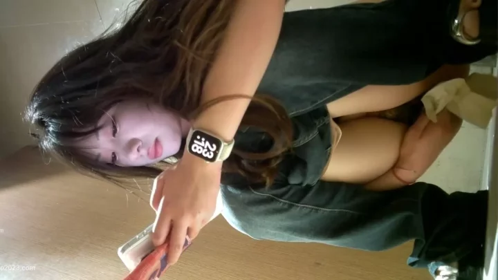 トイレで魅せる極上排泄！白濁が溢れ出す美少女 のスクリーンショット 4