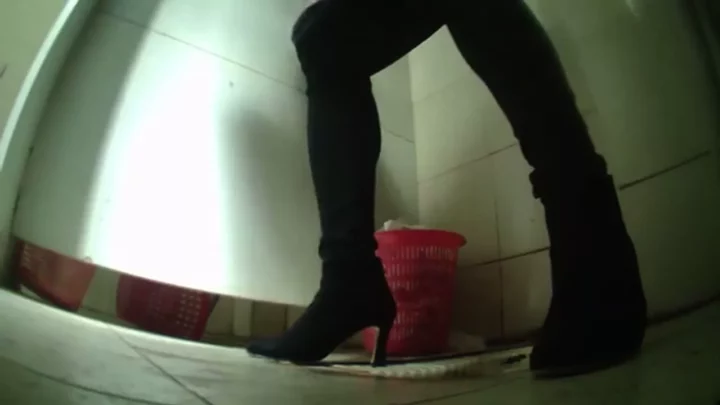 中国の女子トイレ盗撮！密着スパイカメラの衝撃 のスクリーンショット 4