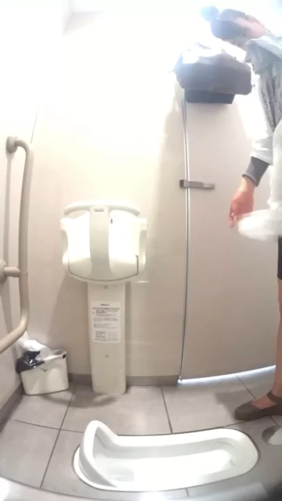 駅直下トイレで密着盗撮！美人OLの秘密の解放 のスクリーンショット 4