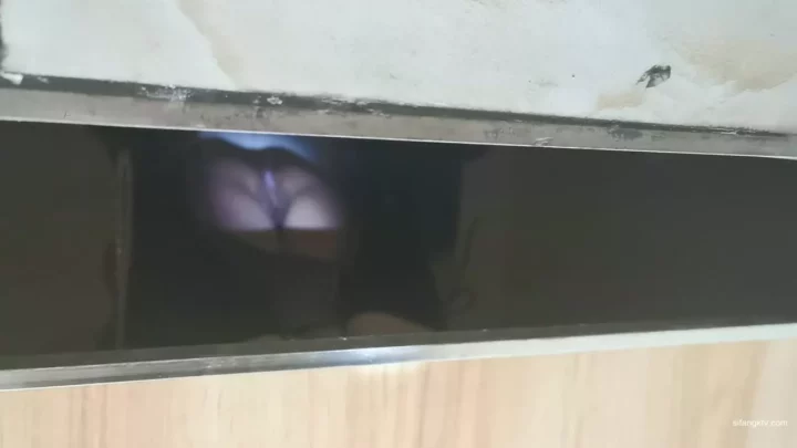 中国の公衆トイレで盗撮！美女の決定的瞬間を激写 のスクリーンショット 4