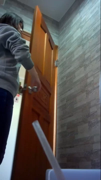 大胆な露出！中国の自宅トイレ盗撮：桃尻が映える私的空間 のスクリーンショット 4