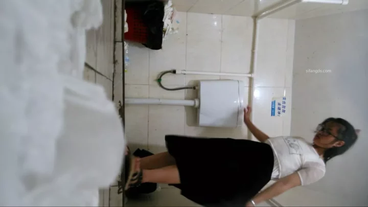 【学校極秘撮影】美少女のトイレ盗撮！ のスクリーンショット 12