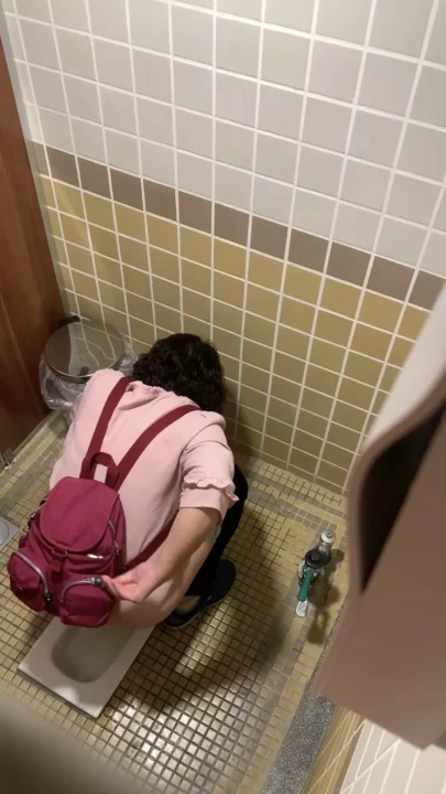 衝撃！盗撮カメラが捉えたトイレでの密会 のスクリーンショット 4