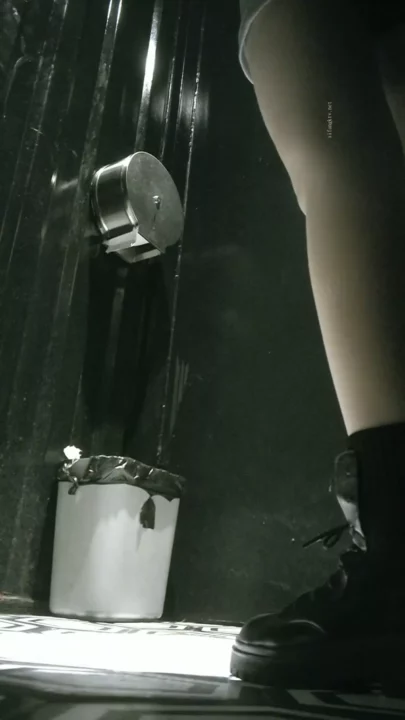 KTVの個室トイレで盗撮！密室での行為を激写 のスクリーンショット 1
