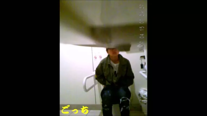 【限定公開】密室の覗き見！トイレで繰り広げられるハプニング のスクリーンショット 1