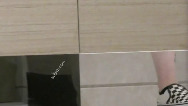 中国の公共トイレで盗撮！衝撃の私的空間 のスクリーンショット 1