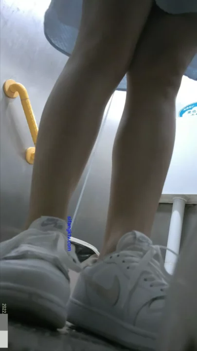 中国人女子学生の秘密を覗き見！大学トイレ盗撮 のスクリーンショット 1