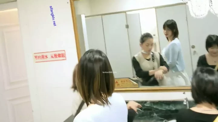 中国の密室トイレで盗撮！美女の決定的瞬間 のスクリーンショット 1