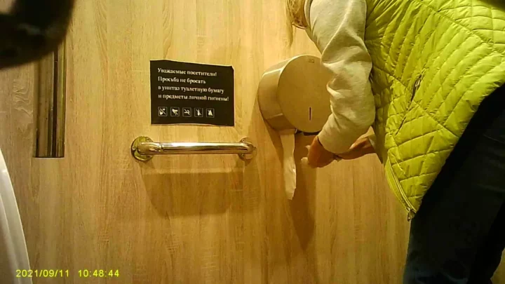 盗撮！公衆トイレで繰り広げられる秘め事の瞬間 のスクリーンショット 1