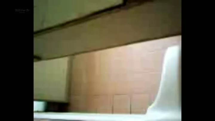 女子トイレ盗撮！思わず息をのむ美尻の競演 のスクリーンショット 1