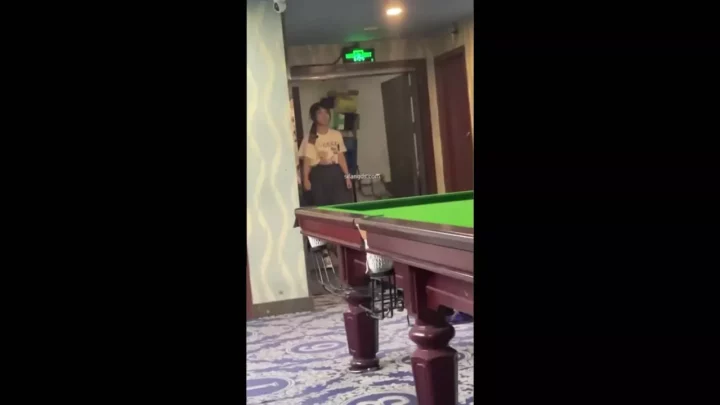 中国の女子大生がトイレで隠し撮り!予想外の展開にドキドキ のスクリーンショット 1
