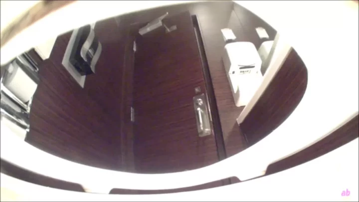 衝撃！女子トイレでの盗撮映像が流出 のスクリーンショット 1