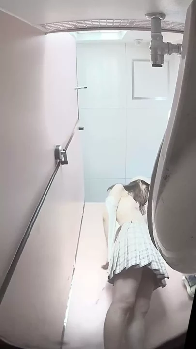 潮風と美尻の誘惑！海辺の和式トイレ盗撮 のスクリーンショット 1