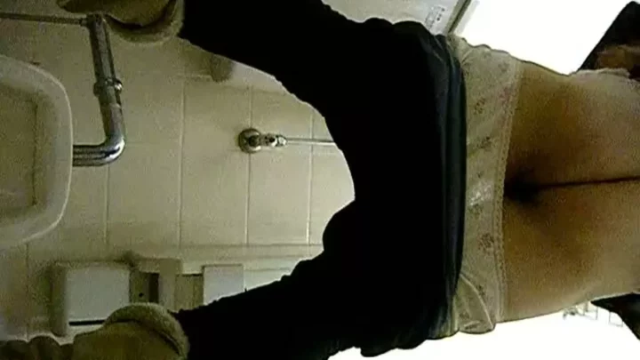 日本式トイレで魅せる！禁断の絶頂フェラチオ のスクリーンショット 1