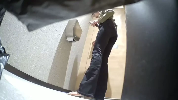 ホテル女子トイレで繰り広げられる禁断の欲望 のスクリーンショット 2