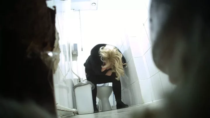 ショッピングセンターの個室トイレで秘密の誘惑 のスクリーンショット 2