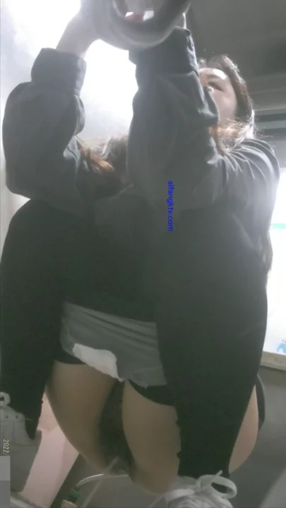 女子大生、トイレで密かに…隠された衝動が今、解き放たれる のスクリーンショット 2