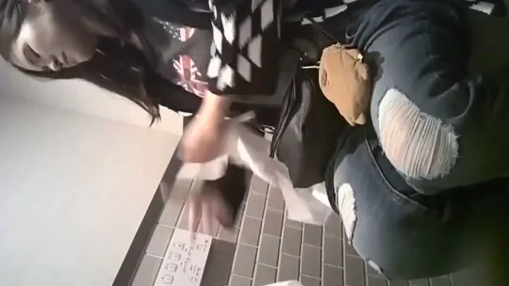 【美人限定23名】隠し撮り！トイレで魅せる素顔 のスクリーンショット 2