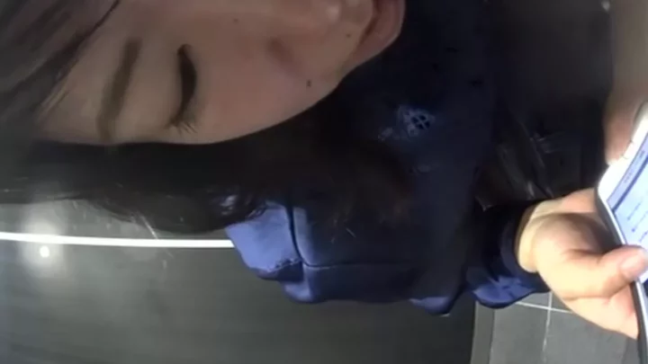 女子トイレでハプニング！極太が覗かれる緊迫の瞬間 のスクリーンショット 2