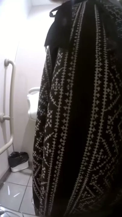 【PPV限定】地下鉄御堂筋のトイレで密着撮影！ のスクリーンショット 2