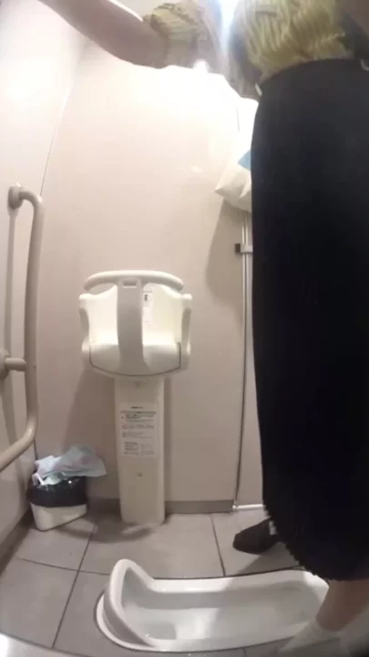 【PPV限定】地下鉄御堂筋のトイレで密着撮影！ のスクリーンショット 10