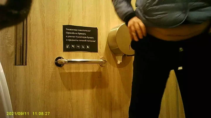 盗撮！公衆トイレで繰り広げられる秘め事の瞬間 のスクリーンショット 2