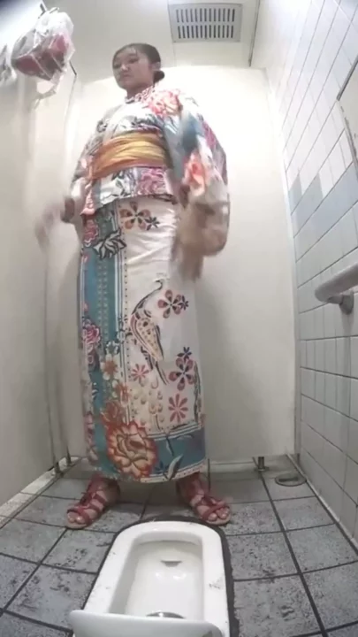 浴衣姿の美女が魅せる禁断の放尿シーン のスクリーンショット 2