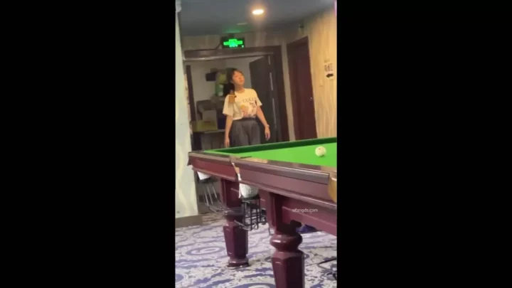 中国の女子大生がトイレで隠し撮り!予想外の展開にドキドキ のスクリーンショット 2