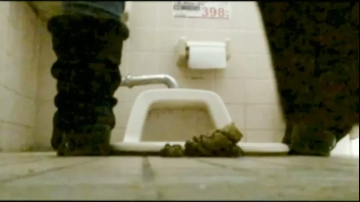 公衆トイレの死角に仕掛けられた盗撮カメラの記録 のスクリーンショット 3
