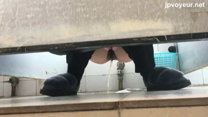 覗き見！美人JDの洗面所、秘密のバスタイム のスクリーンショット 3