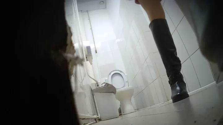 ショッピングセンターの個室トイレで秘密の誘惑 のスクリーンショット 3