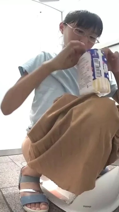 名家の御曹司が仕掛けた隠しカメラ！トイレ盗撮の衝撃 のスクリーンショット 3