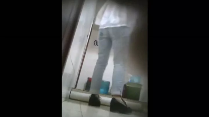 【盗撮】和式トイレに仕掛けたカメラが捉えた秘密の瞬間 のスクリーンショット 11