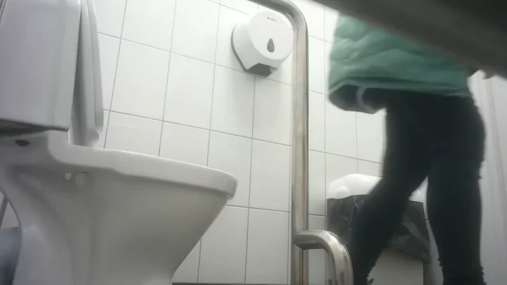 公共トイレで大胆露出！人目を気にしない大胆不敵な挑発 のスクリーンショット 3