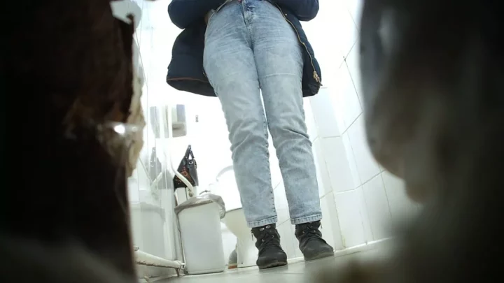 【盗撮】ショッピングセンターのトイレで密会！ のスクリーンショット 3