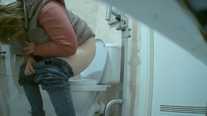 ガソリンスタンドの公共トイレで秘密の快感 のスクリーンショット 3