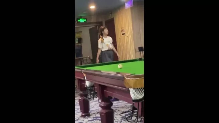 中国の女子大生がトイレで隠し撮り!予想外の展開にドキドキ のスクリーンショット 3
