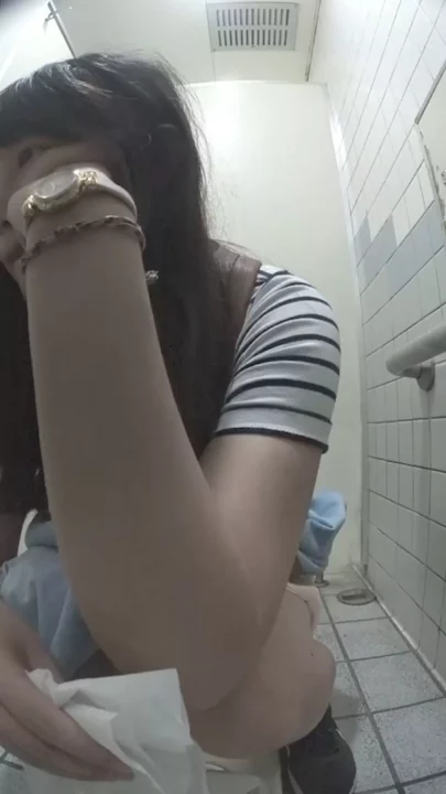 潮風と美尻の誘惑！海辺の和式トイレ盗撮 のスクリーンショット 7