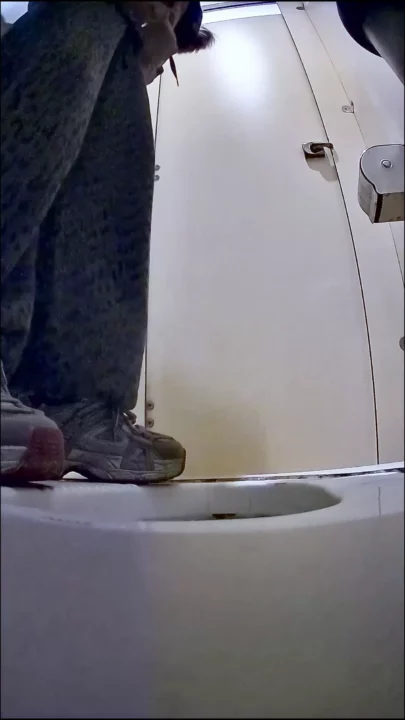 極上トイレショット！無毛ピンク膣の美女ダンサーが魅せる のスクリーンショット 4